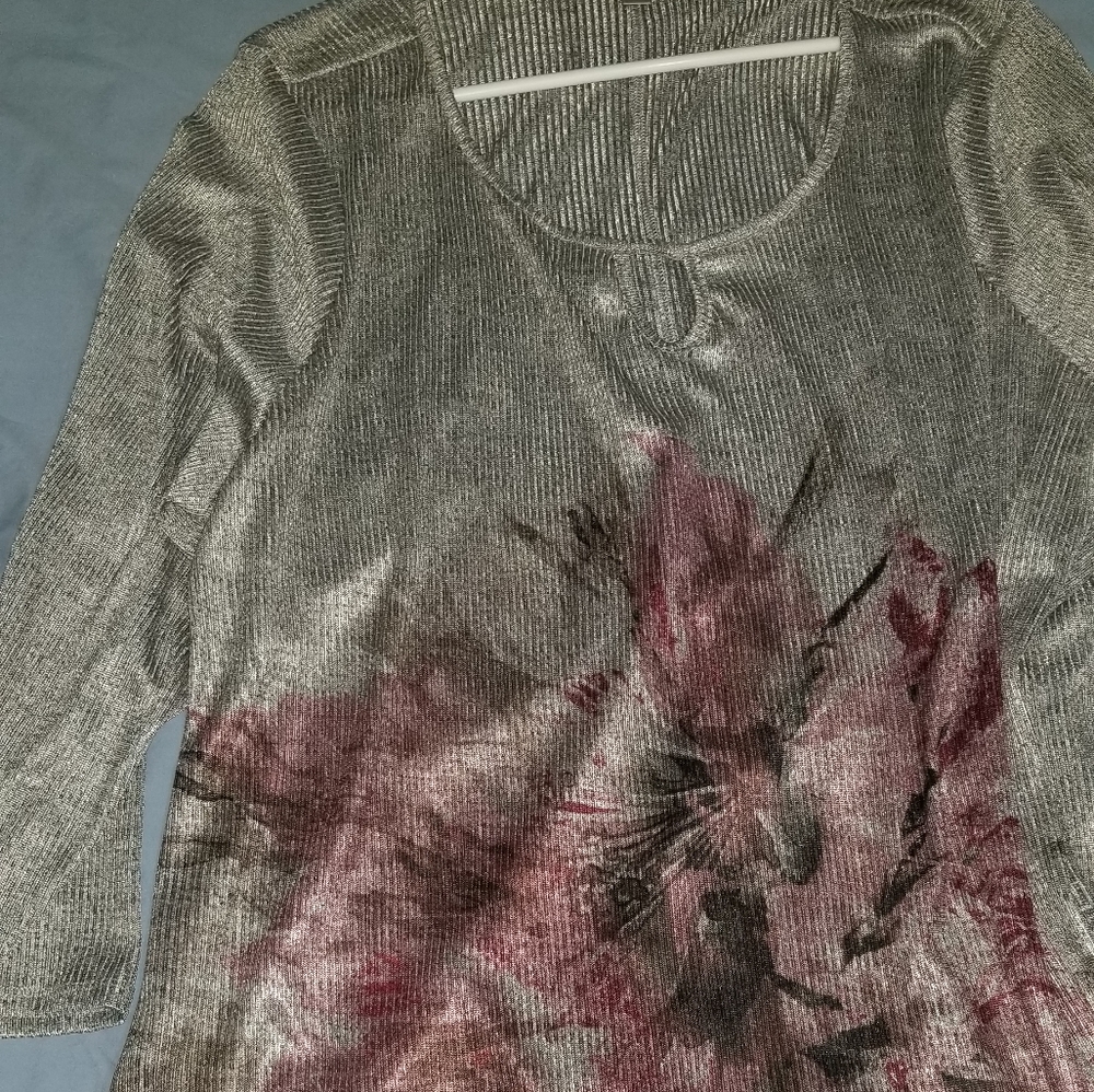 Avenue Blouse size 26/28 silver with print